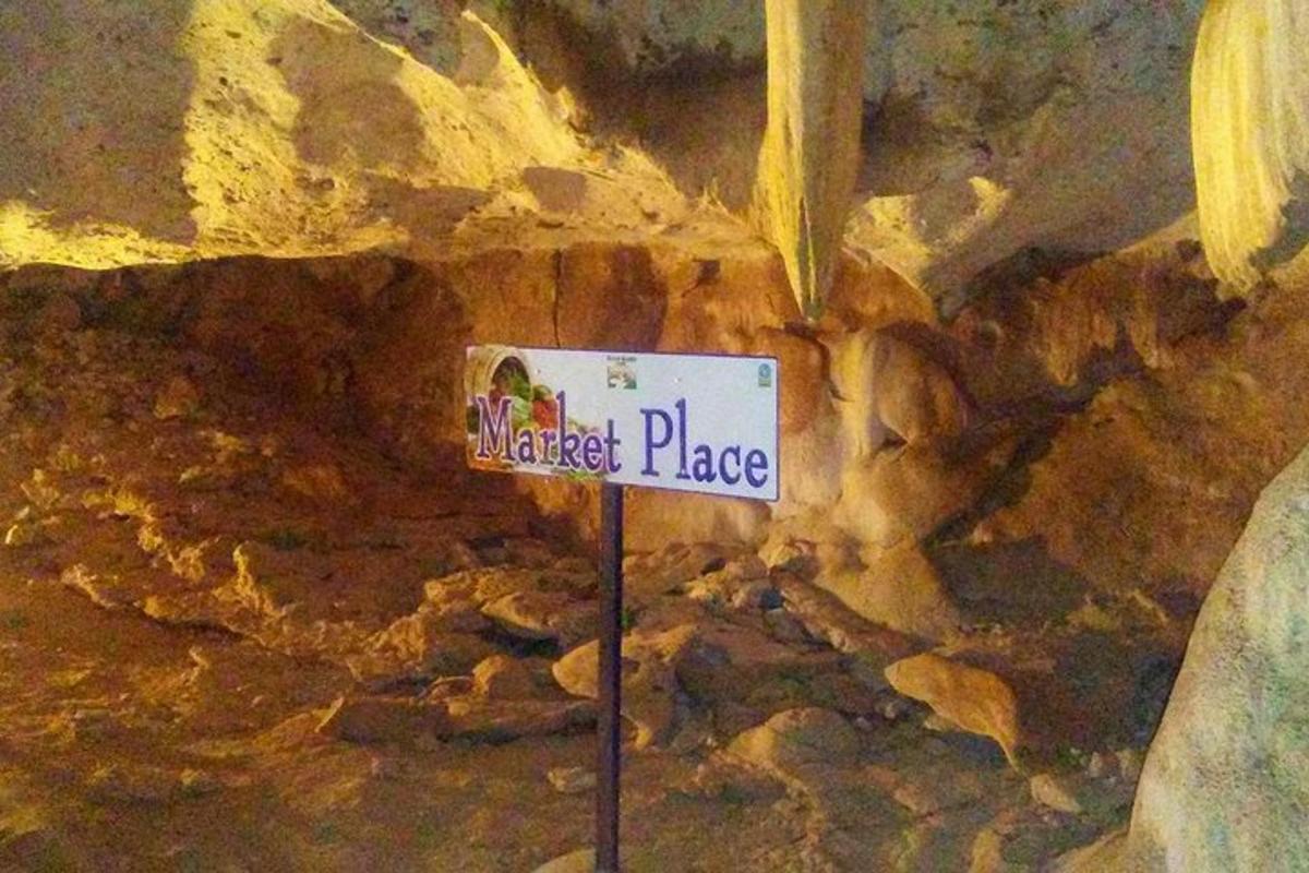 uma placa em uma caverna que diz lugar alterado