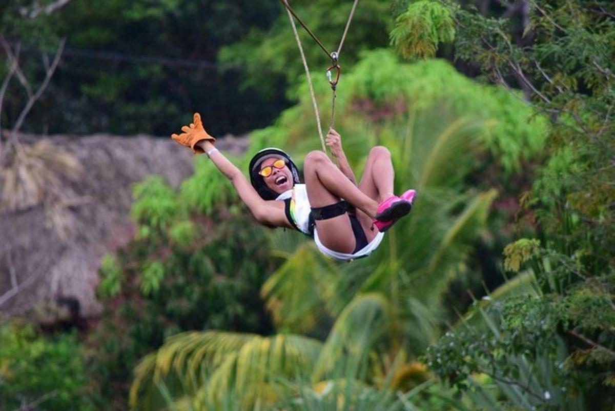žena letící vzduchem na zipline