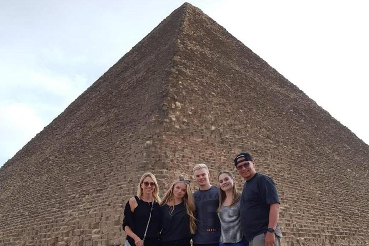 een groep mensen die voor een piramide staan