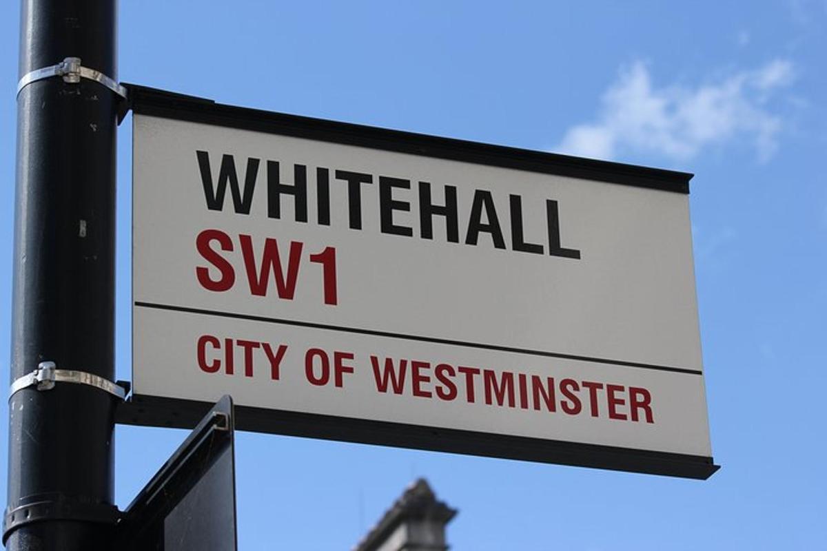 uma placa de rua para Whitethill e a cidade de Westminster