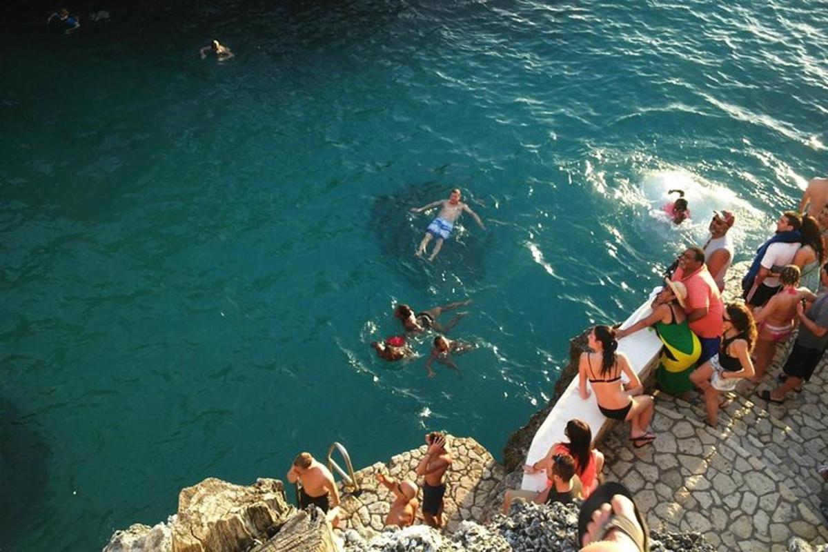 eine Gruppe von Menschen, die im Wasser schwimmen