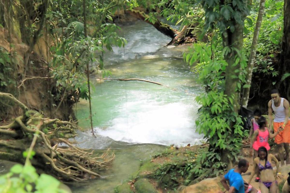 eine Gruppe von Menschen steht vor einem Fluss
