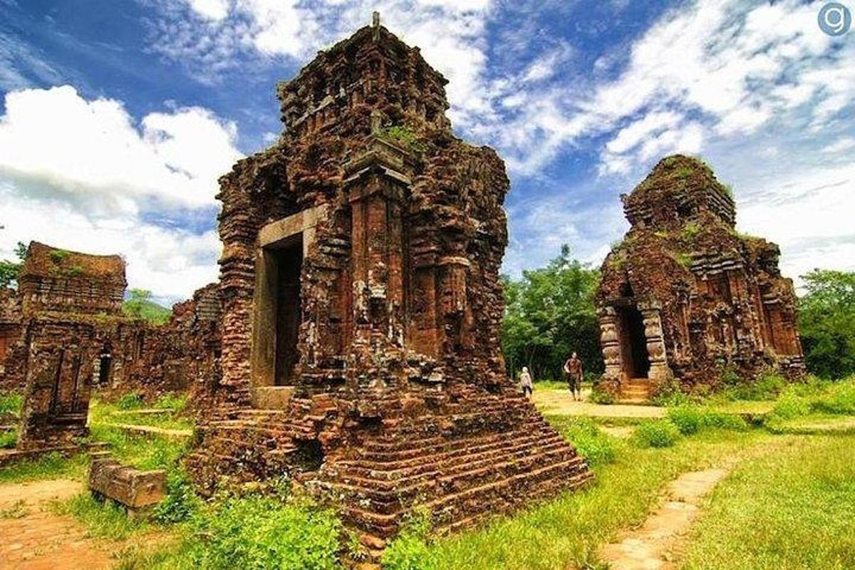 một tòa nhà đá cũ ở giữa cánh đồng