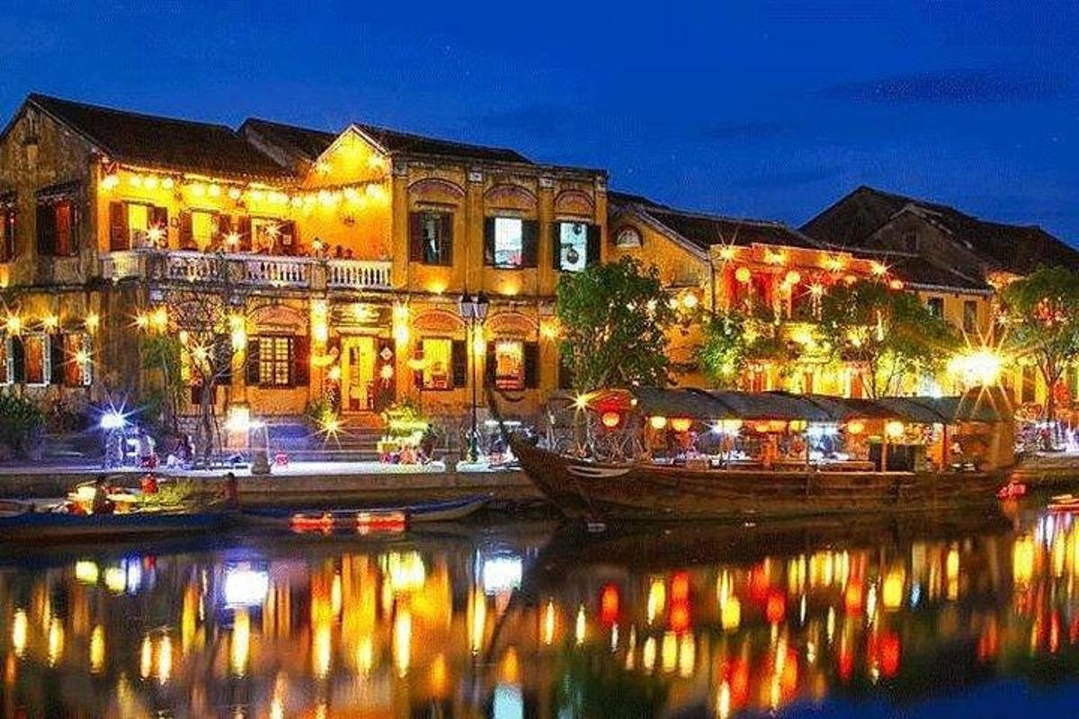 một tòa nhà có đèn trên mặt nước vào ban đêm