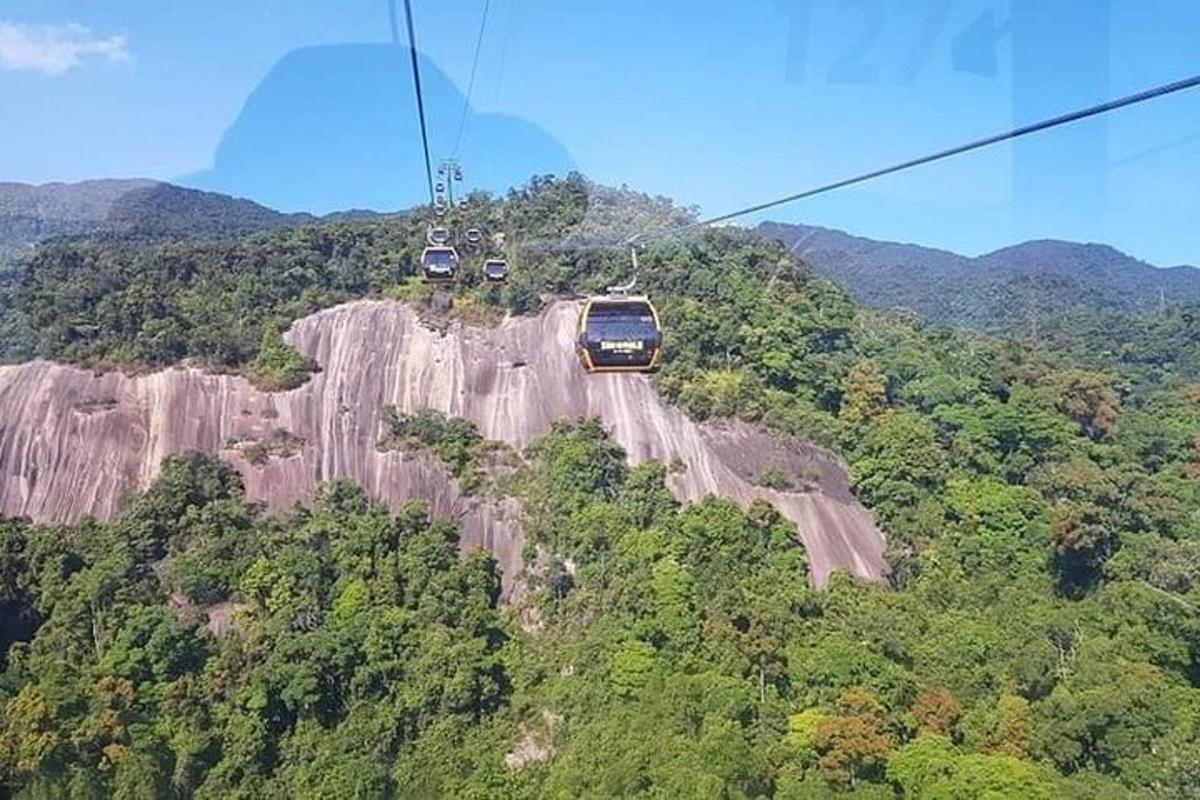 Un paseo en góndola sobre una montaña con coches en ella