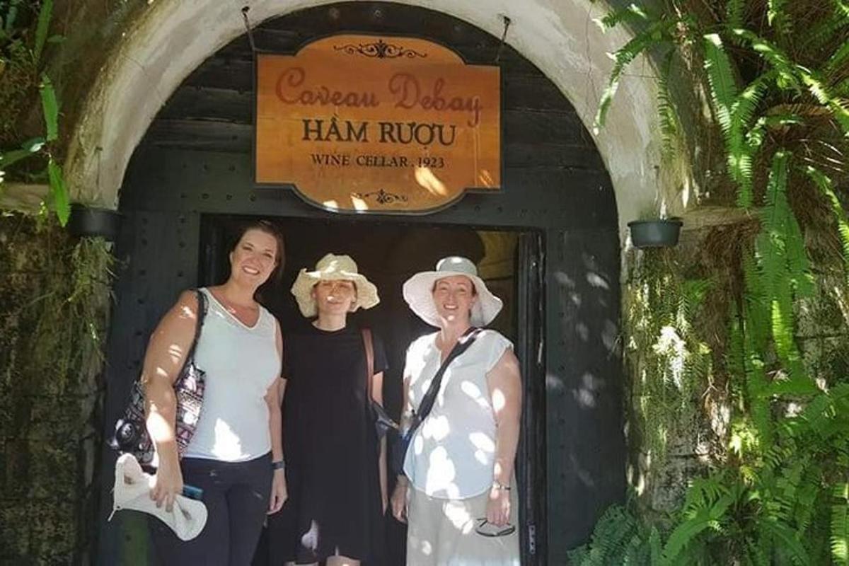 Un grupo de tres mujeres de pie en un túnel.