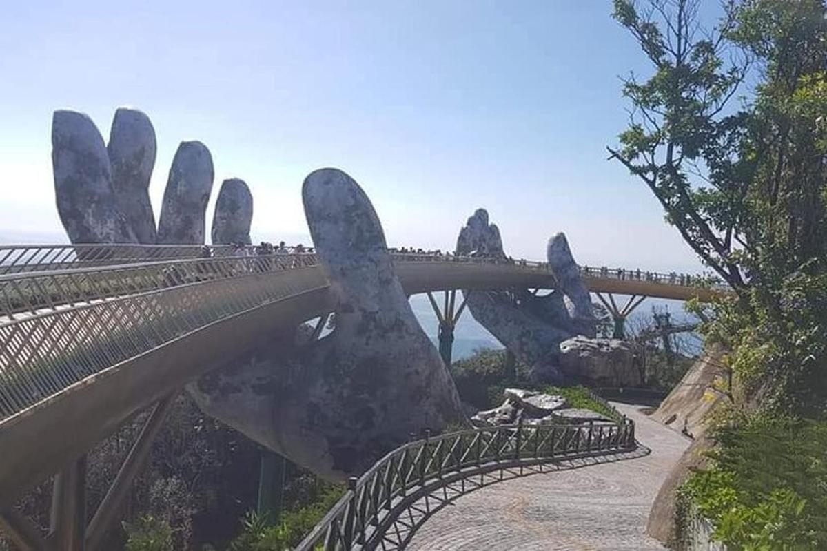 un puente en forma de mano gigante