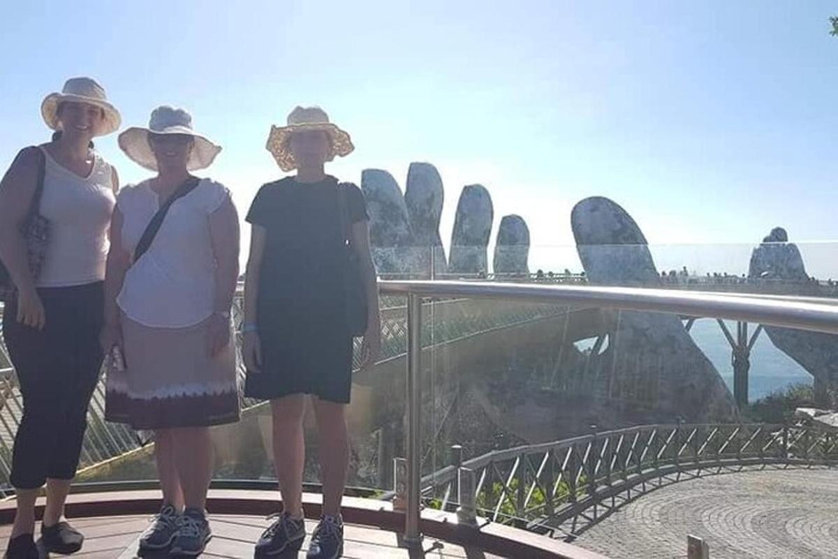 Tres mujeres de pie frente a la vista de las icónicas montañas