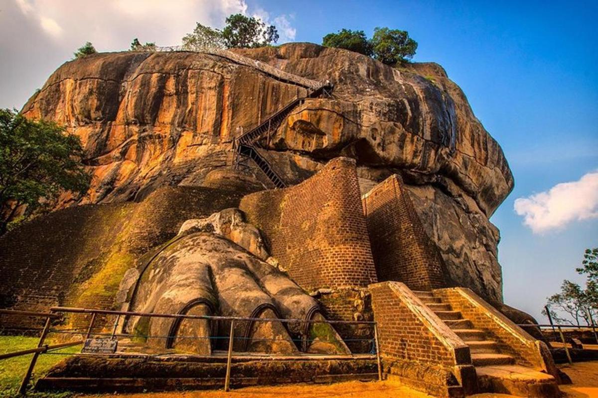 patung gajah di depan gunung