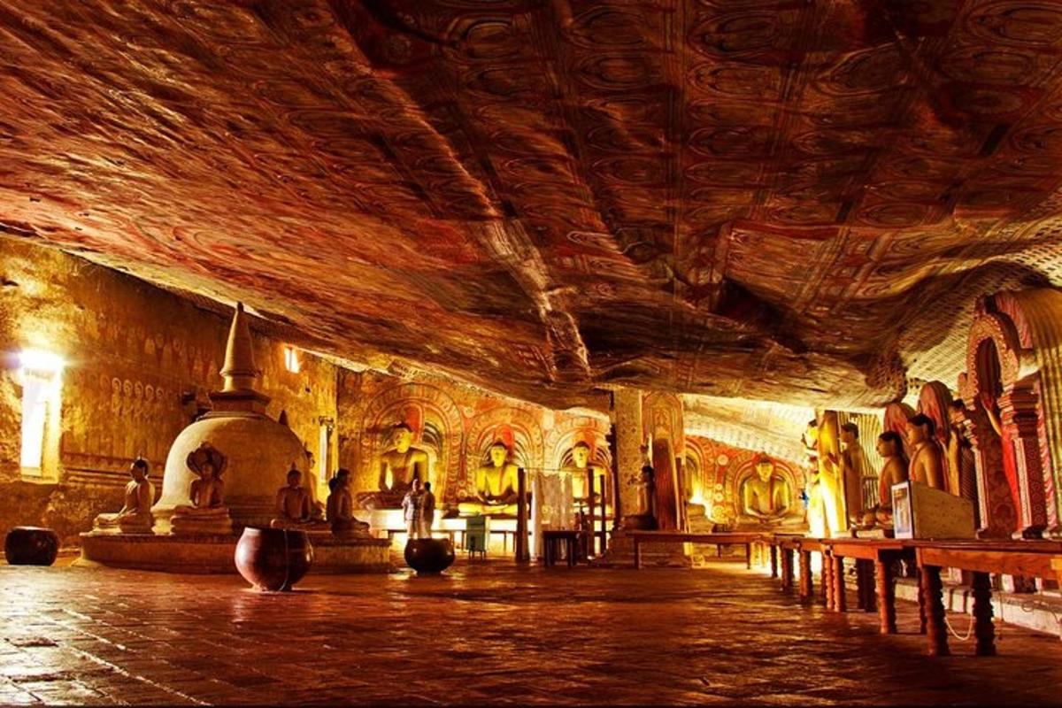 uma sala grande com um teto com pinturas