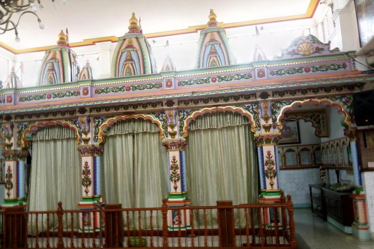 um edifício ornamentado com cortinas em uma sinagoga