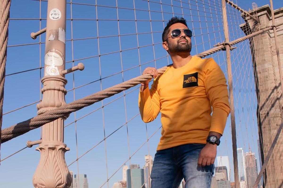 一名男子站在建筑物前的绳子上