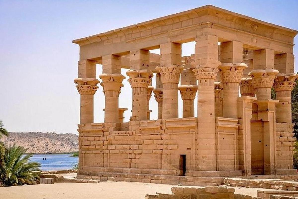 um edifício antigo com colunas no deserto