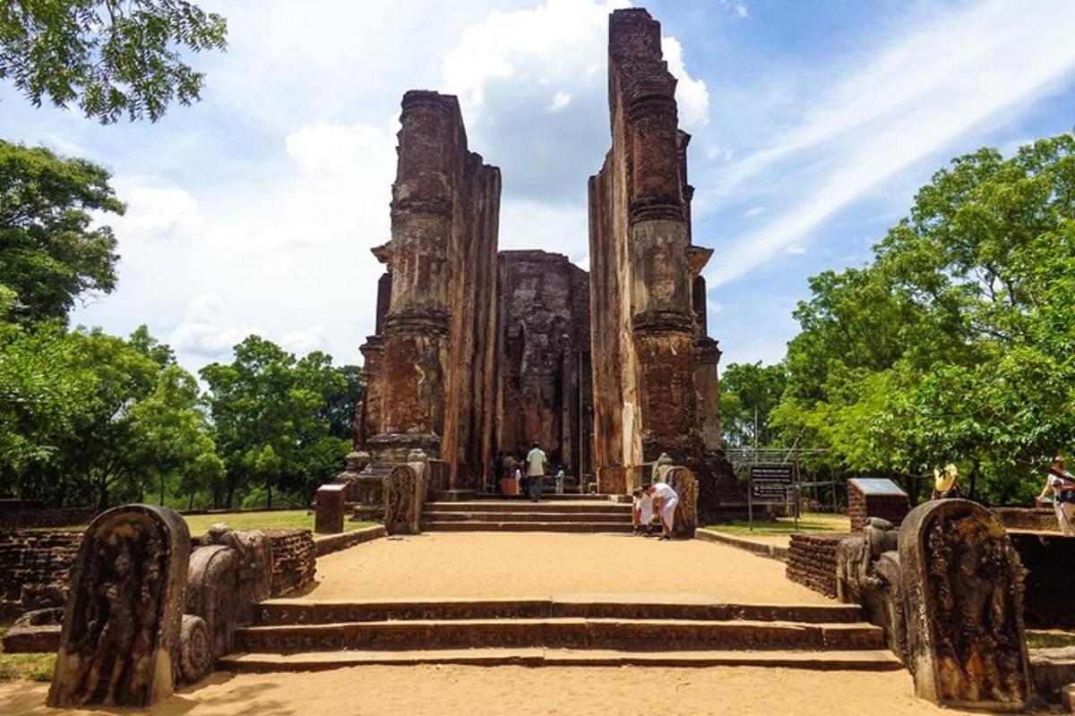 una vista de las ruinas de un templo