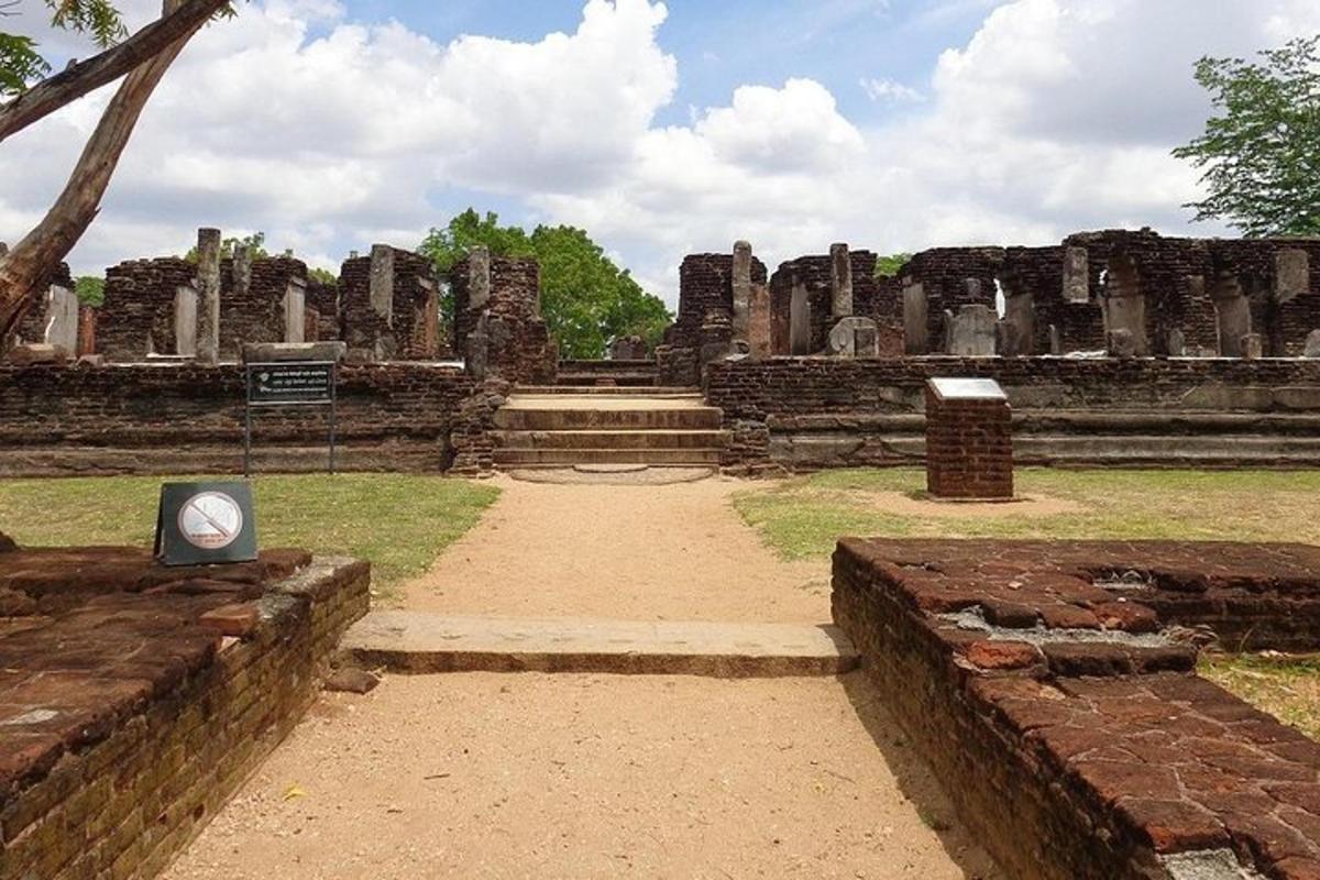 una vista de las ruinas de un templo