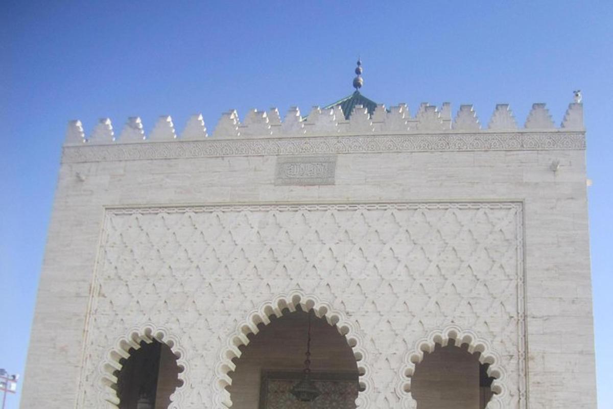 un edificio bianco con degli uccelli in cima