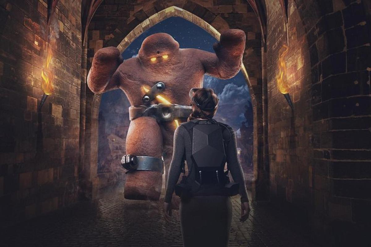 žena sa pozerá na slona v tuneli