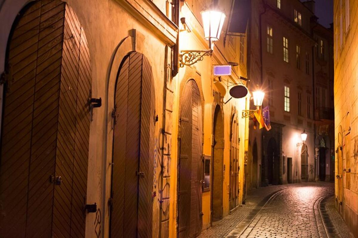 tómt göngugata að nóttu til með ljósum á byggingum
