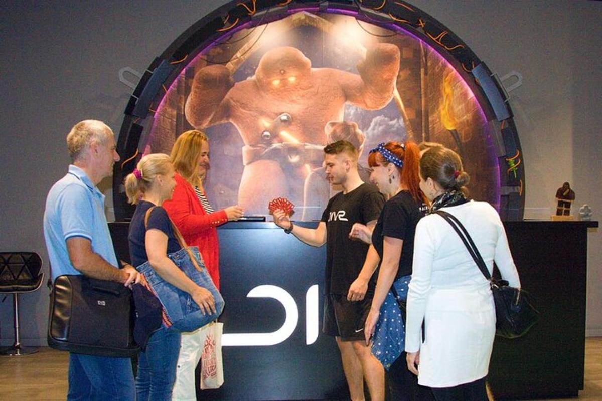 un gruppo di persone in piedi davanti a un display