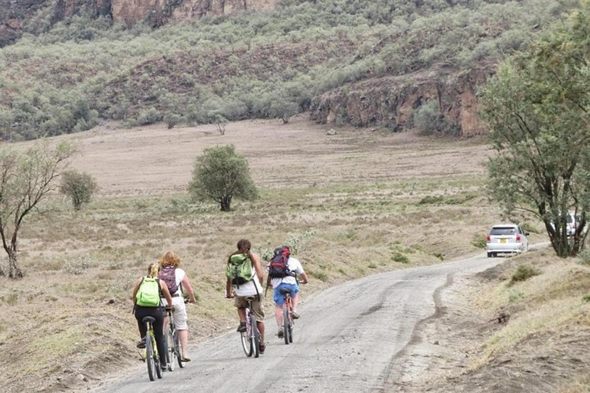 um grupo de pessoas andando de bicicleta por uma estrada de terra