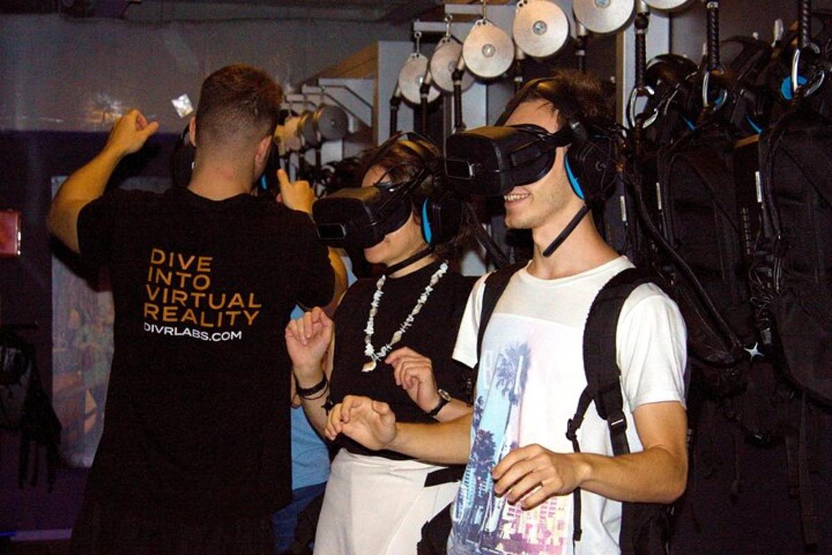 仮想現実ヘッドセットを装着した人々のグループ