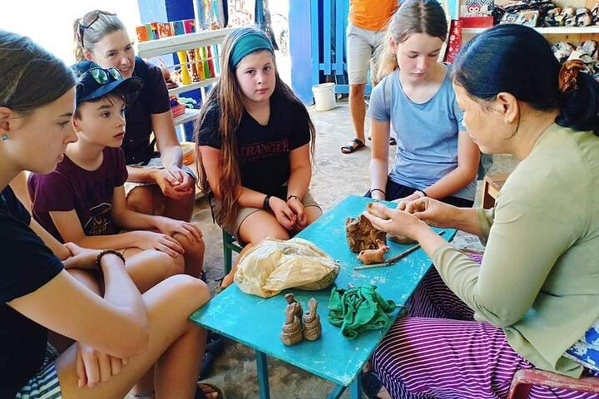 um grupo de meninas sentadas ao redor de uma mesa comendo comida