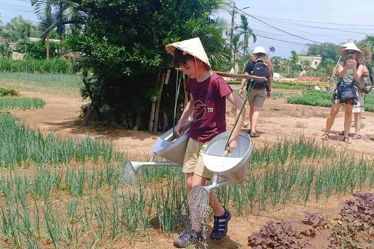um menino segurando um vaso sanitário em um campo