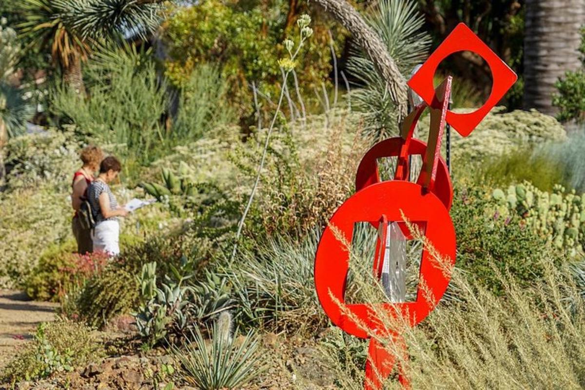 sepasang orang berdiri di taman dengan papan tanda merah