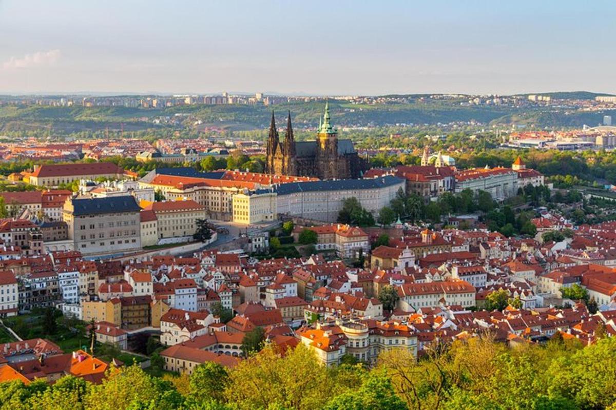 Letecký pohled na město s budovami