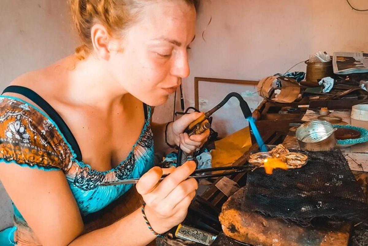 eine Frau schneidet einen Kuchen mit einem Löffel