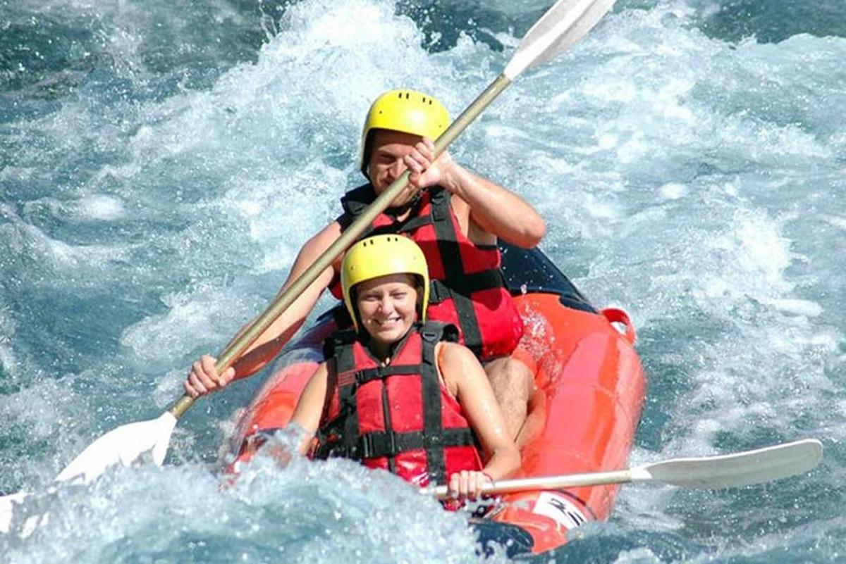 dva lidé jsou v raftu ve vodě