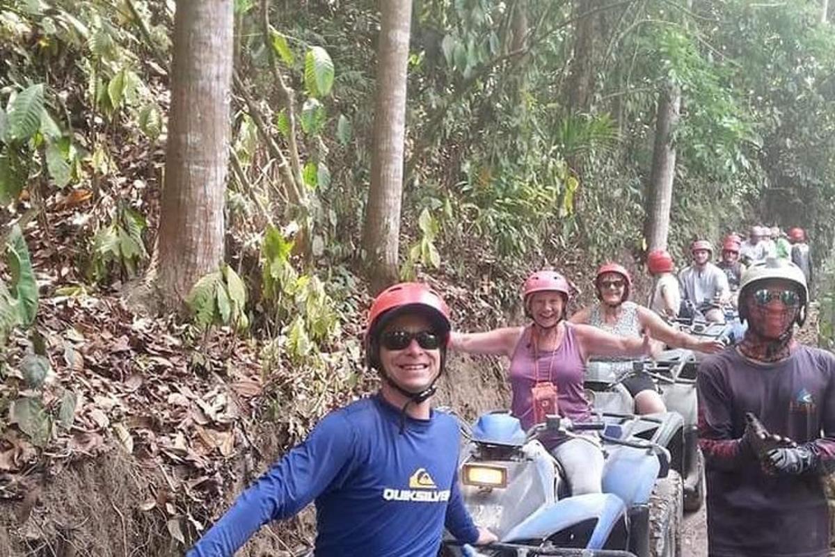 sekumpulan orang menunggang motosikal di denai