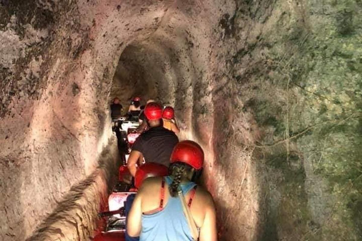 grupp inimesi, kes kõnnivad läbi tunneli