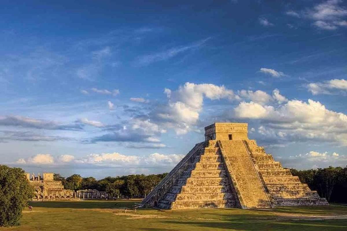 un edificio piramidale con un cielo blu sullo sfondo