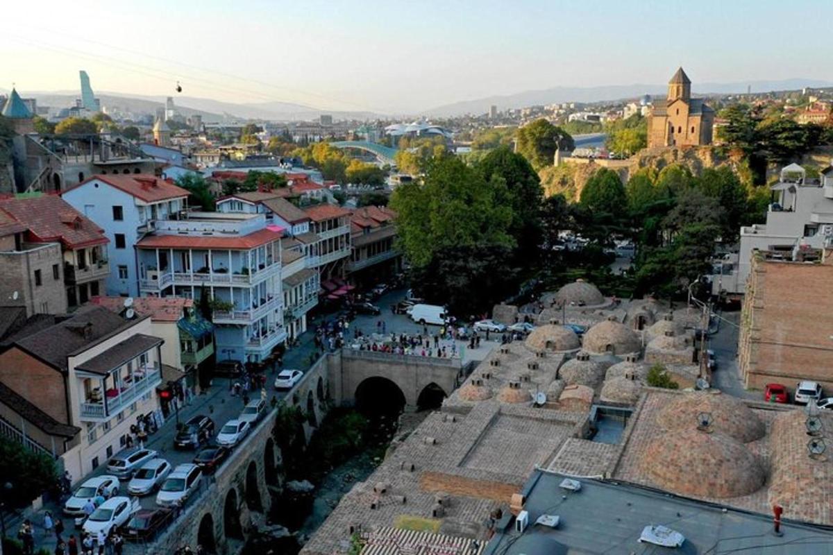 Μια εναέρια άποψη μιας πόλης με κτίρια και αυτοκίνητα