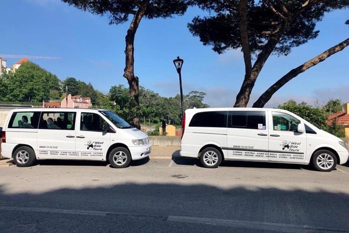 Δύο άσπρα βαν παρκαρισμένα σε ένα πάρκινγκ