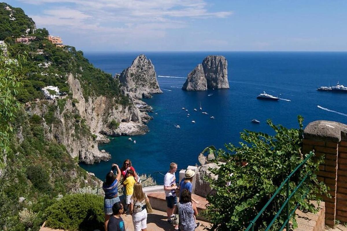 grupp inimesi vaatab Amalfi rannikut