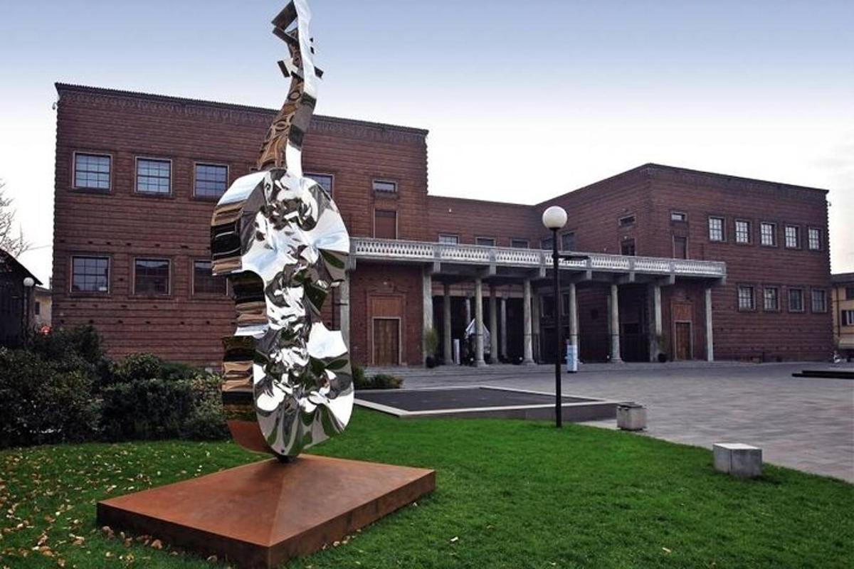 en skulptur foran en murbygning