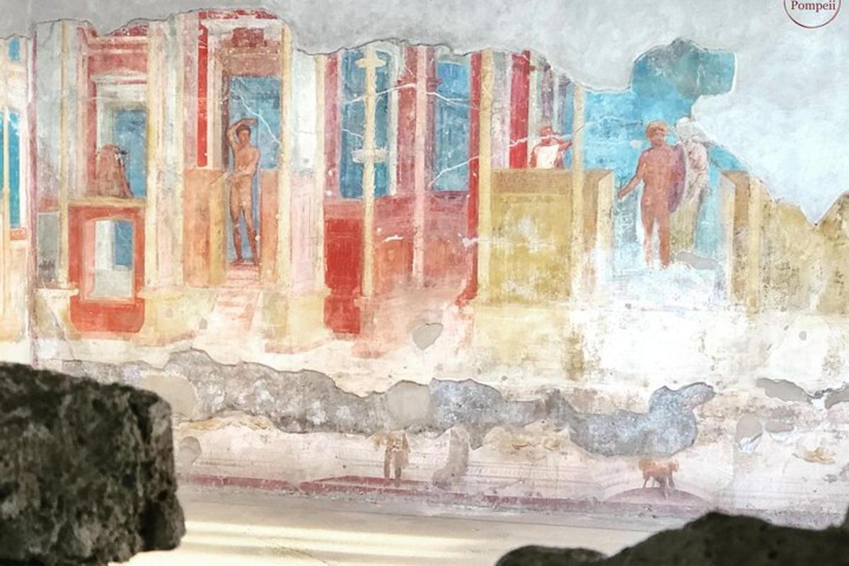 uma pintura na lateral de um prédio