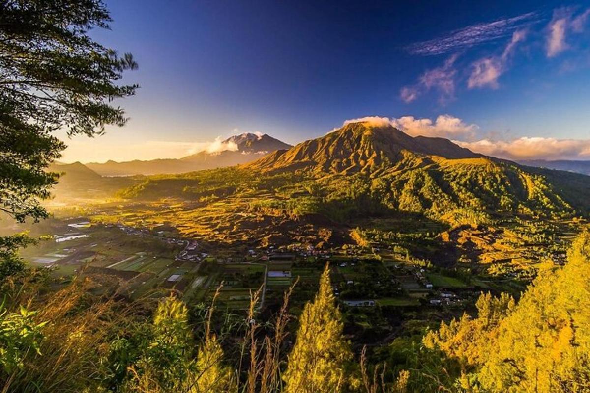 pemandangan gunung dengan bandar dan bandar