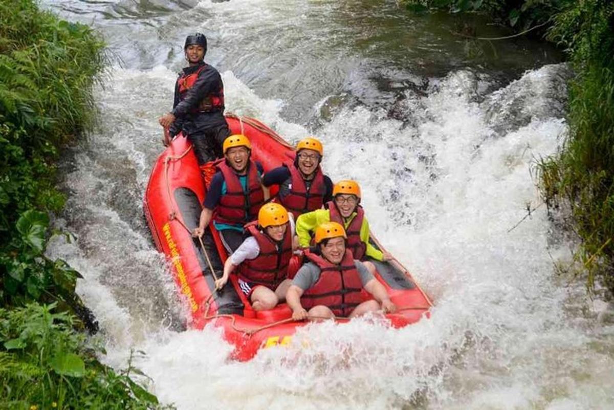 un grupo de personas en una balsa en un río