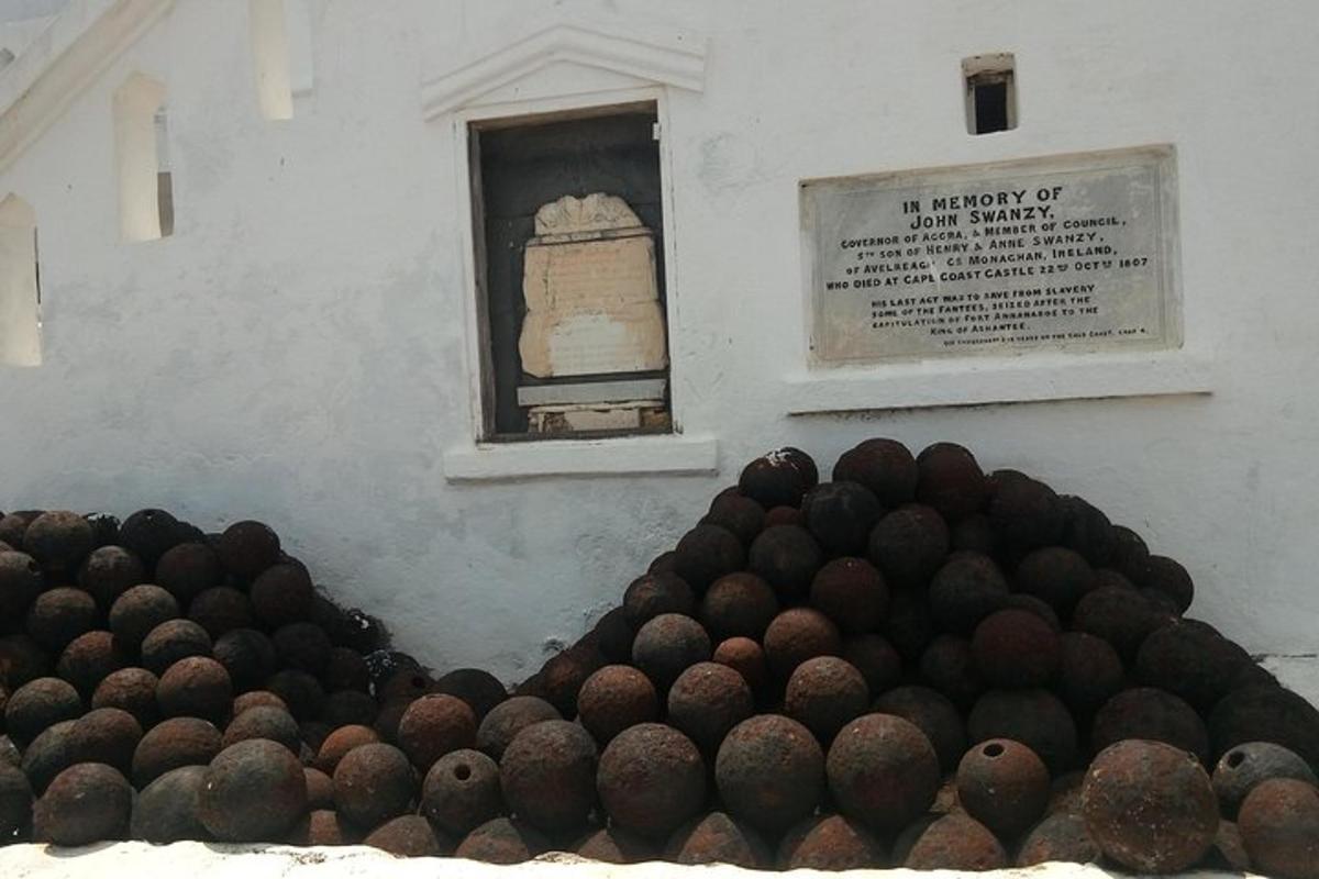 Una pila de bolas marrones frente a un edificio.