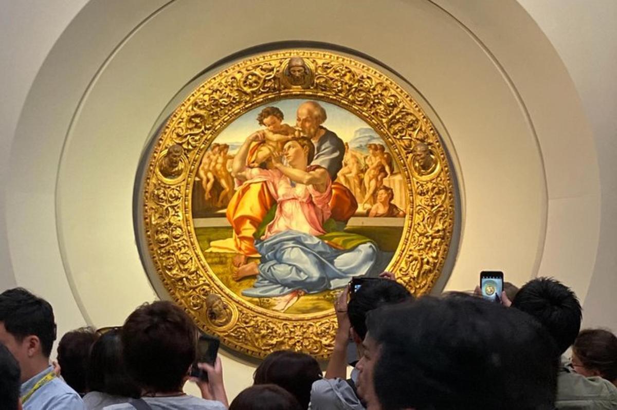 sekumpulan orang mengambil gambar lukisan
