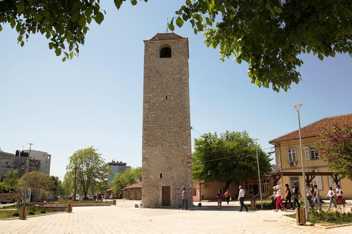 un'alta torre di mattoni con persone in piedi intorno ad essa