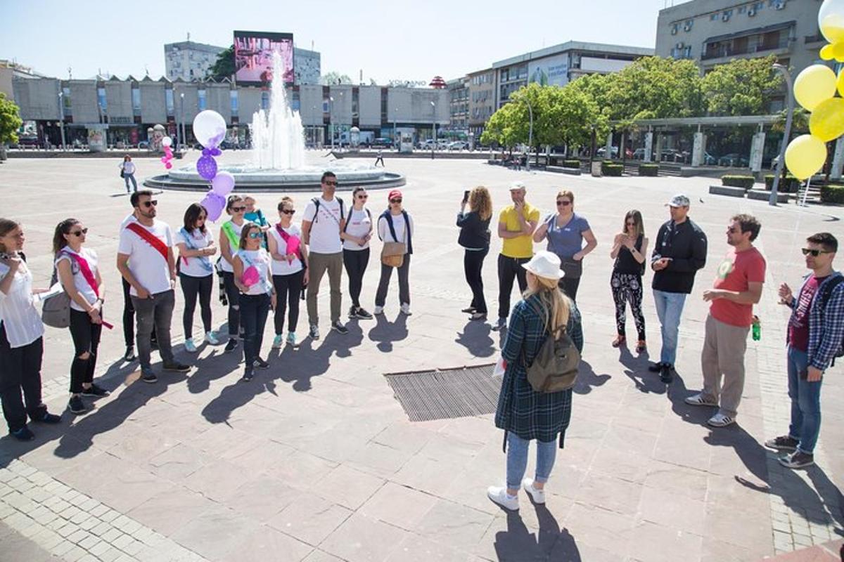 un gruppo di persone in piedi davanti a una fontana
