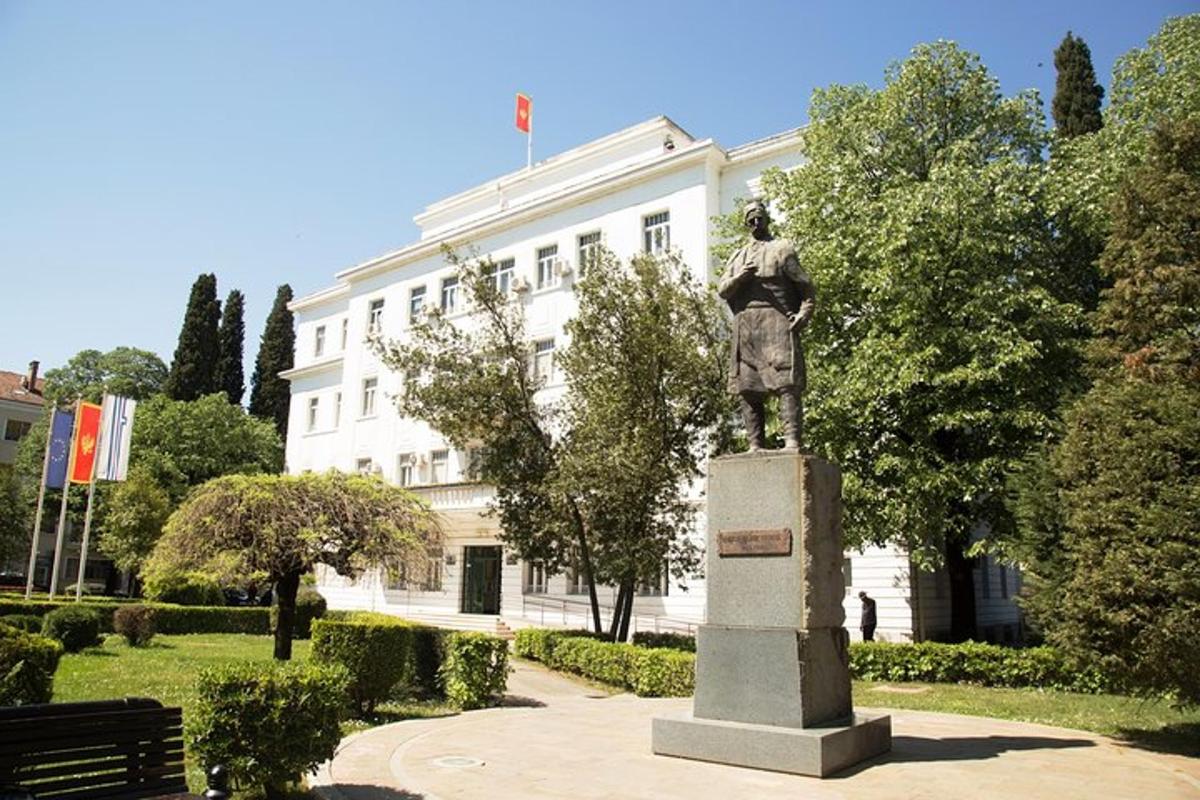 una statua di un uomo in piedi davanti a un edificio