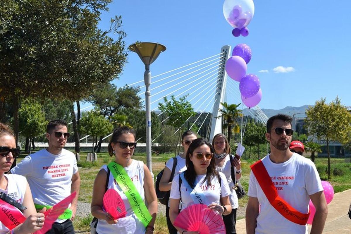 un gruppo di persone in piedi in un parco con dei palloncini