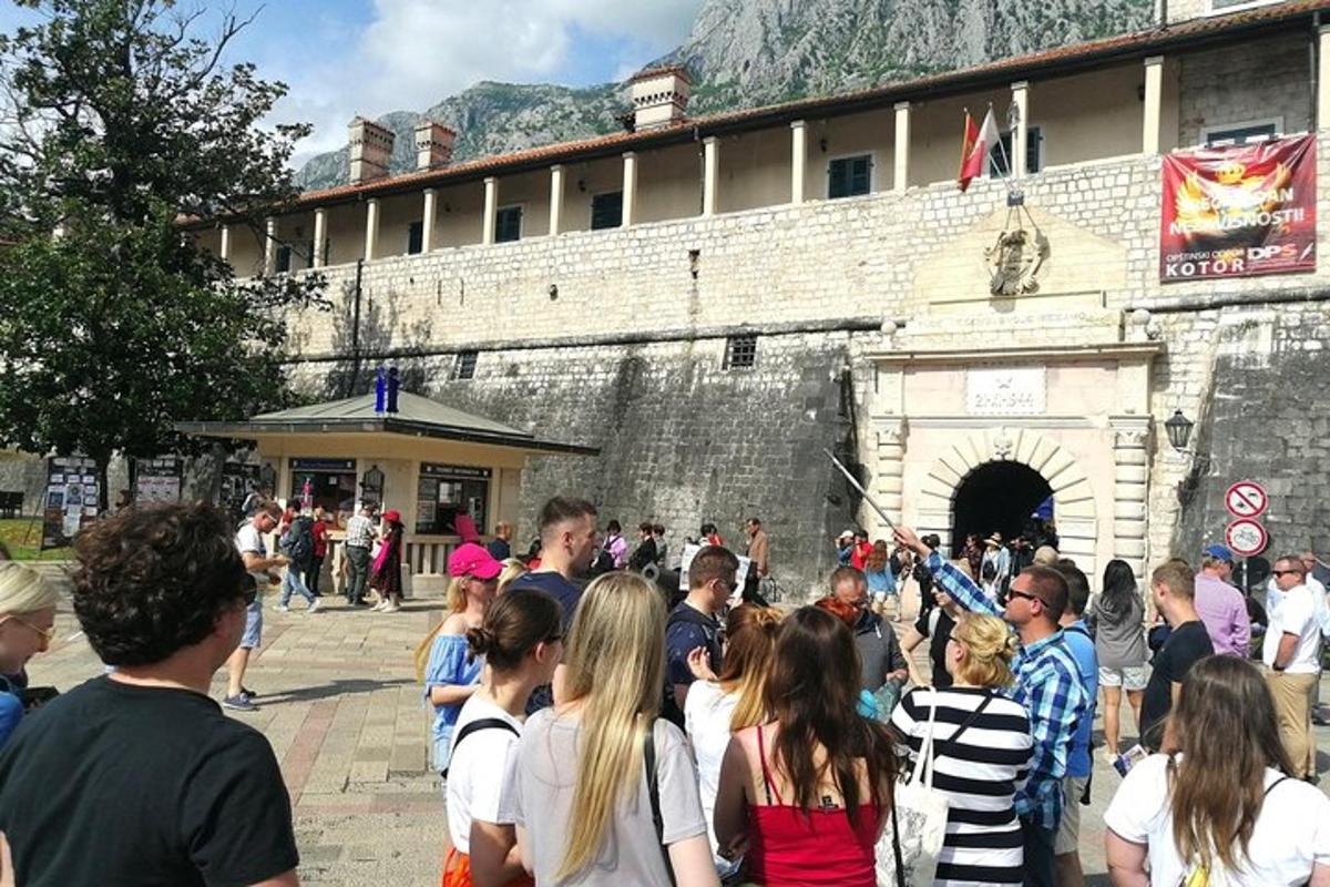 ένα πλήθος ανθρώπων που στέκονται έξω από ένα κτίριο