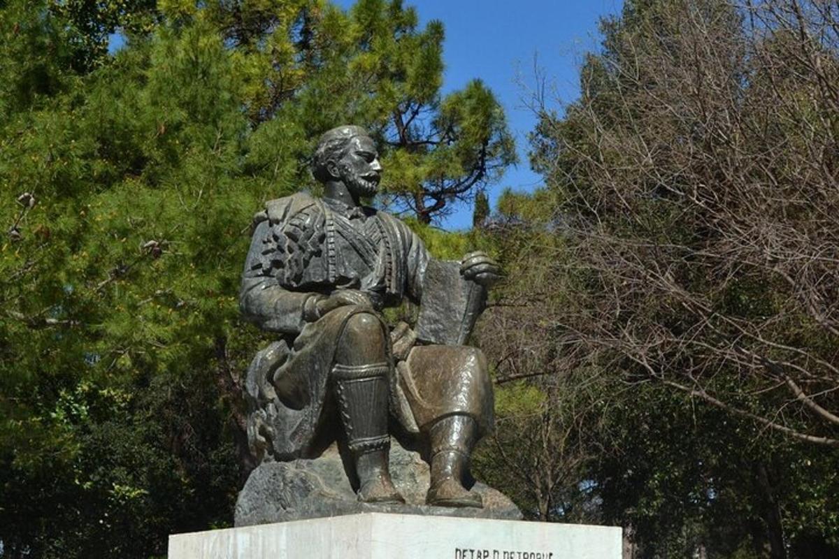 una statua di un uomo seduto su una roccia