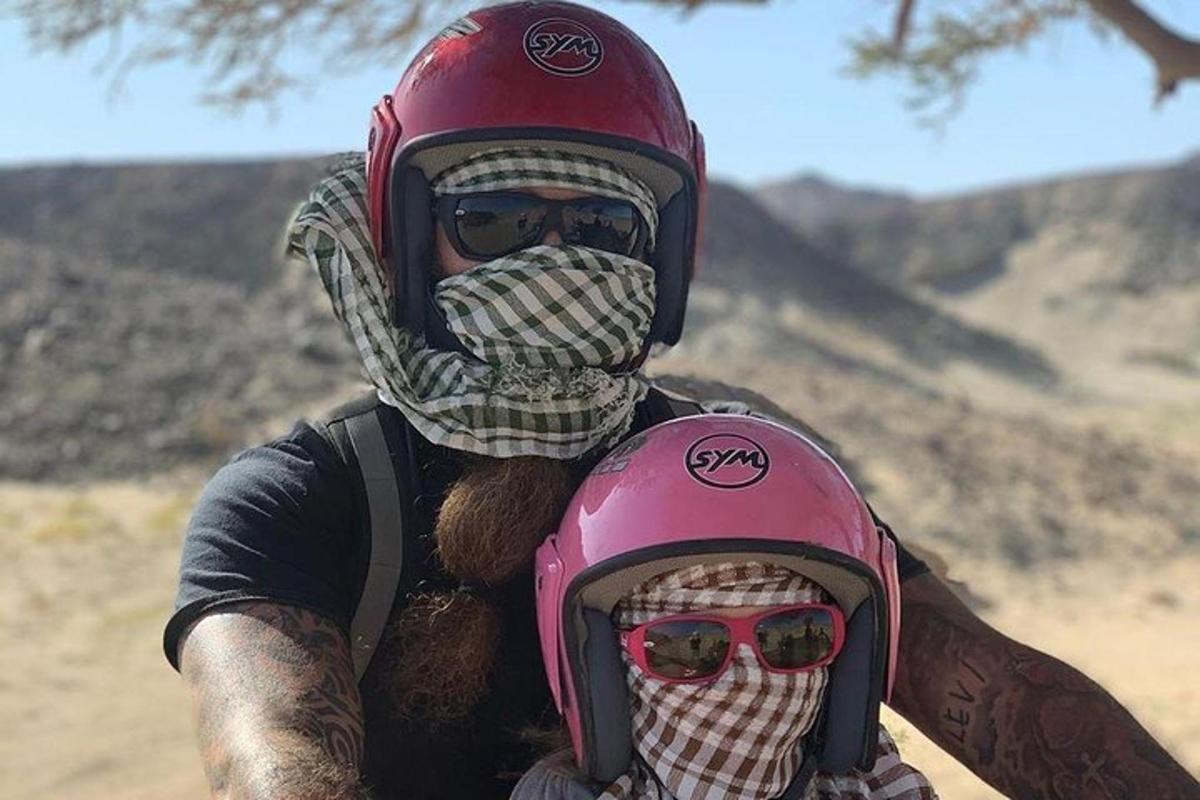 un uomo che indossa un casco e un bambino che indossa caschi rosa